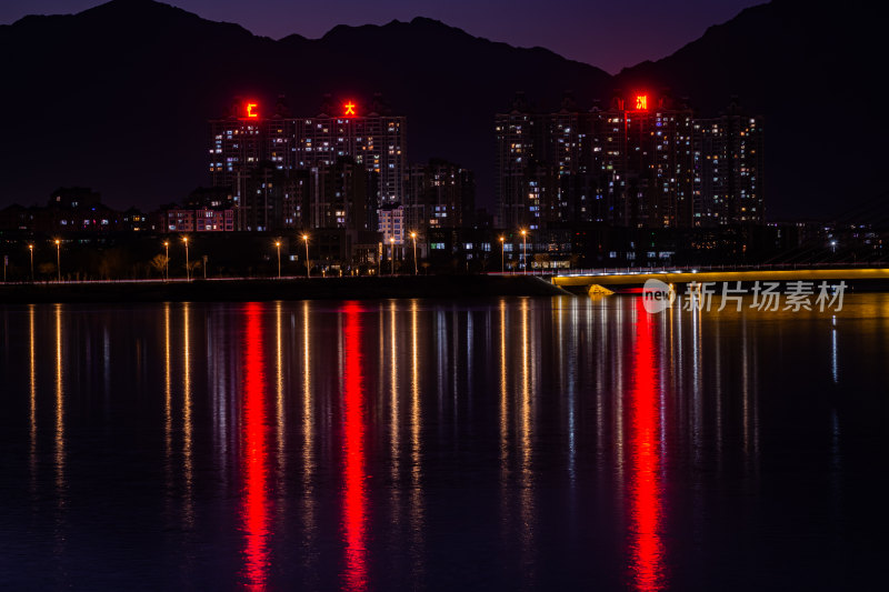 依山傍水的城市建筑夜景