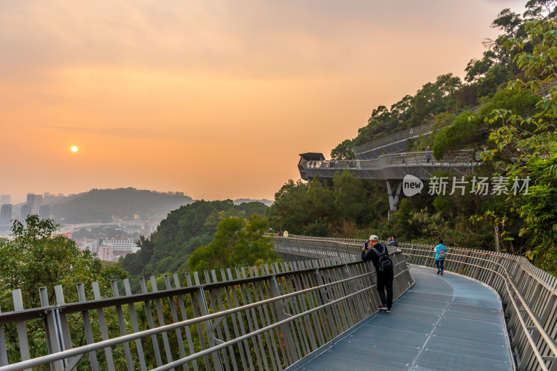 山间栈道游客赏日落风景