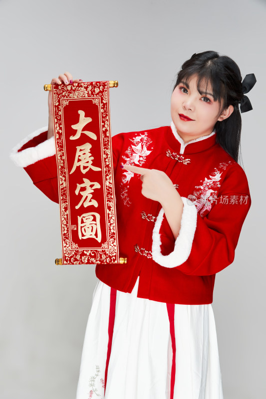 手持春联身穿喜庆汉服的可爱少女