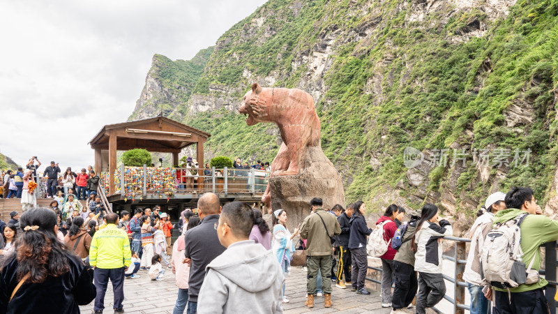 云南香格里拉虎跳峡景区及游客