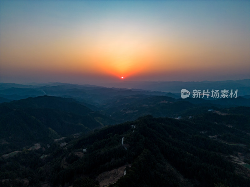 南方丘陵地貌山川风景航拍摄影图