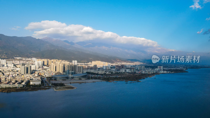 大理苍山脚下洱海边依山傍水的建筑群