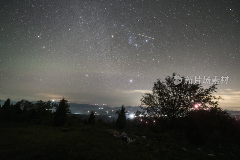 夜晚山林间的璀璨星空全景