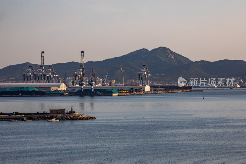 山东烟台山景区海滨风光码头建筑