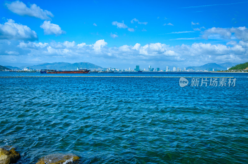 越南芽庄珍珠岛海景风光与海上货轮