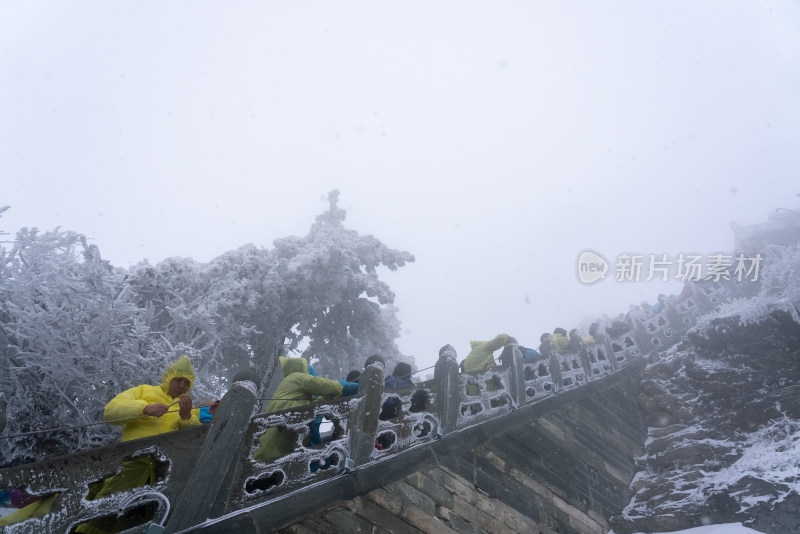 湖北武当山景区金顶冬季大雪登山游客