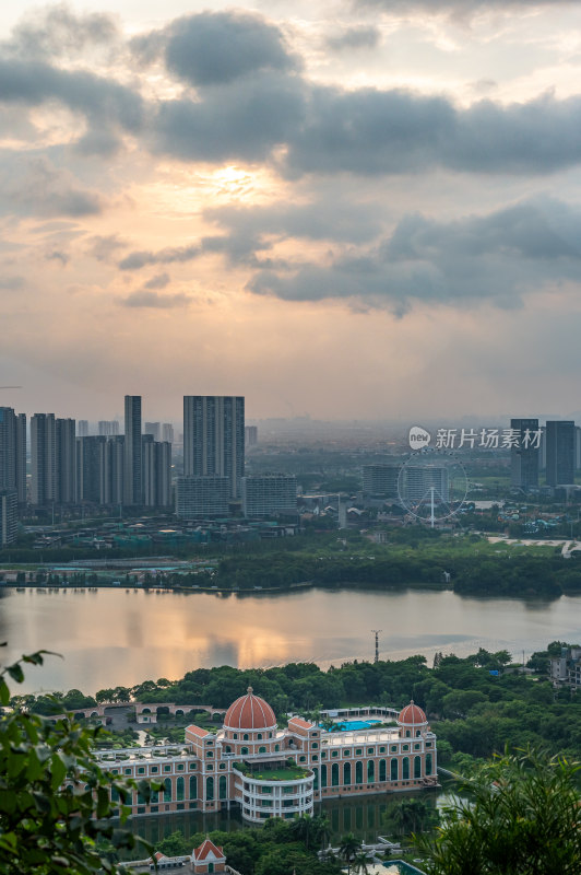 晨光下的顺峰山华侨城华桂园