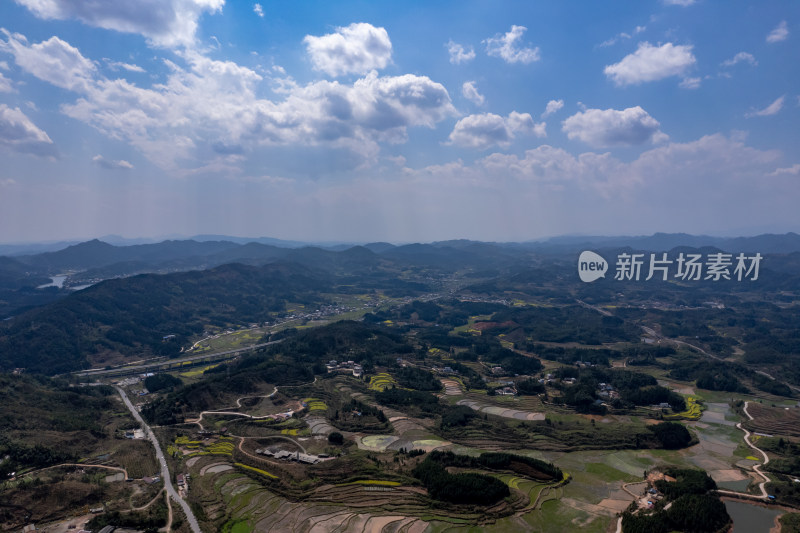 连绵起伏山川丘陵地貌航拍图