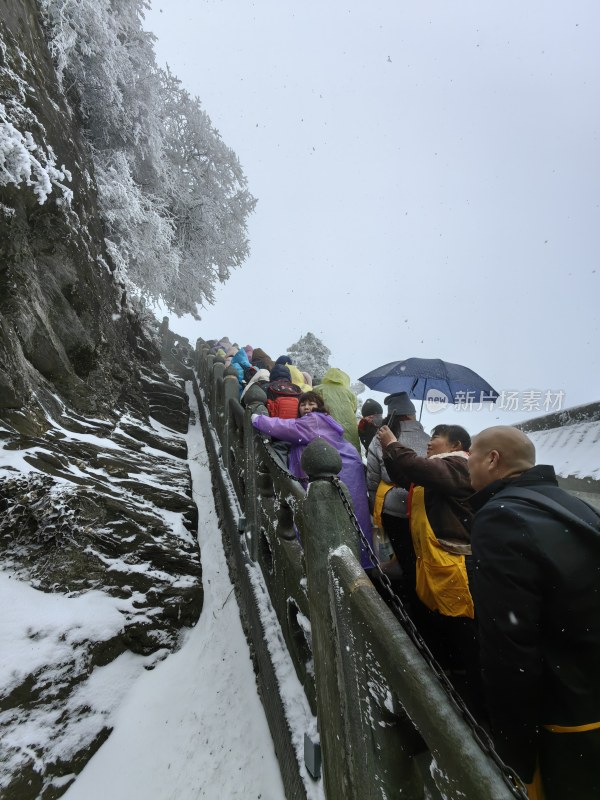 湖北武当山景区金顶冬季大雪登山游客