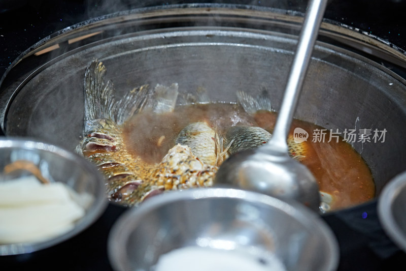 农家铁锅炖鱼贴饼子