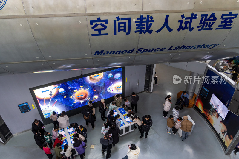 重庆科技馆里的设施与游客