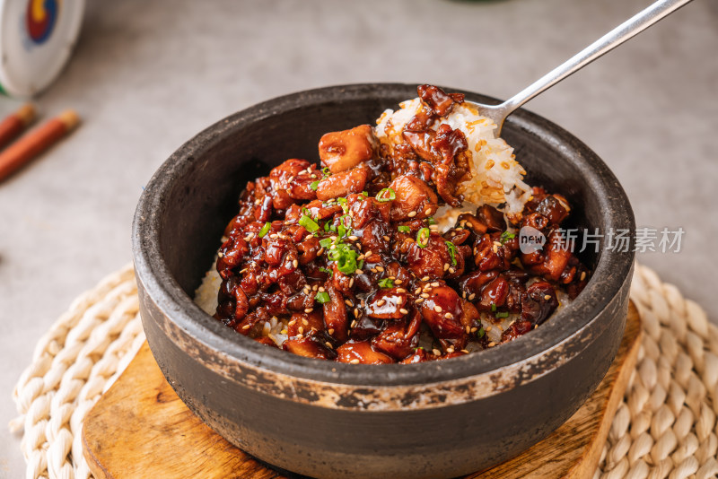 韩国料理一碗美味的石锅拌饭