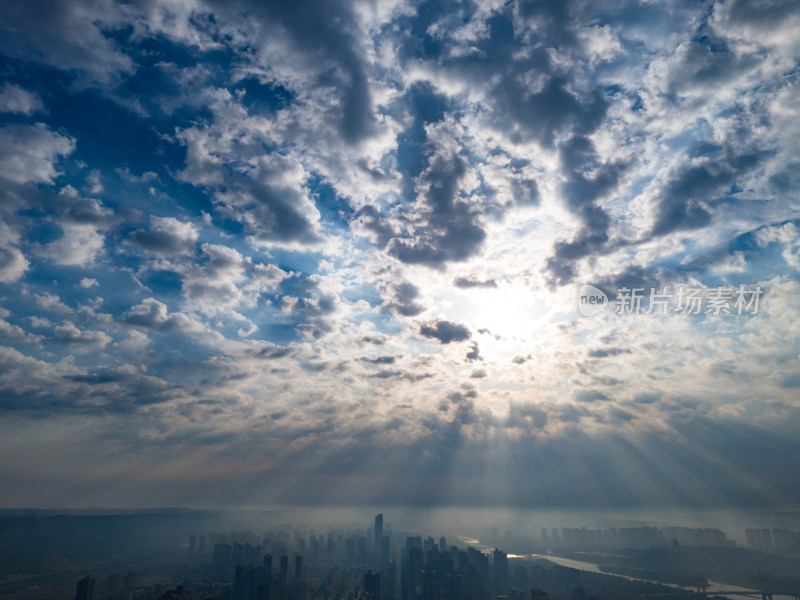 天空耶稣光蓝天白云航拍图