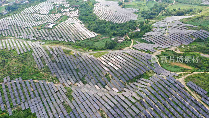 山区山地太阳能光伏板光伏发电绿色能源航拍