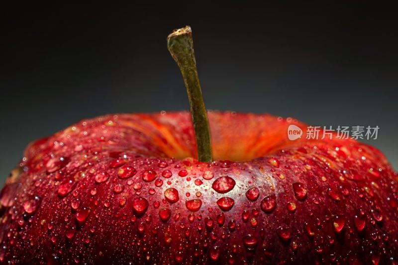 红苹果带着水珠特写