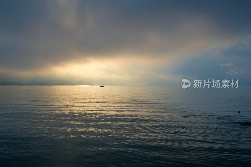 深圳较场尾海边日出与海面的渔船
