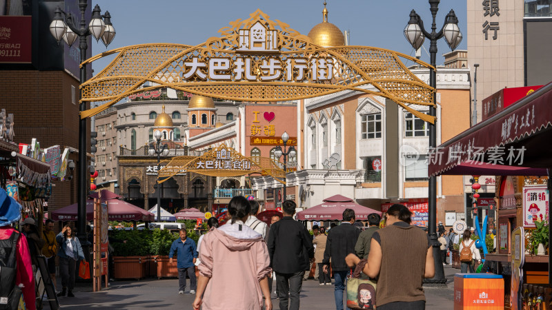 中秋节假期在中国新疆国际大巴扎游玩的游客