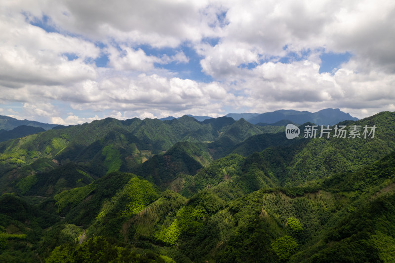 蓝天白云下的连绵青山