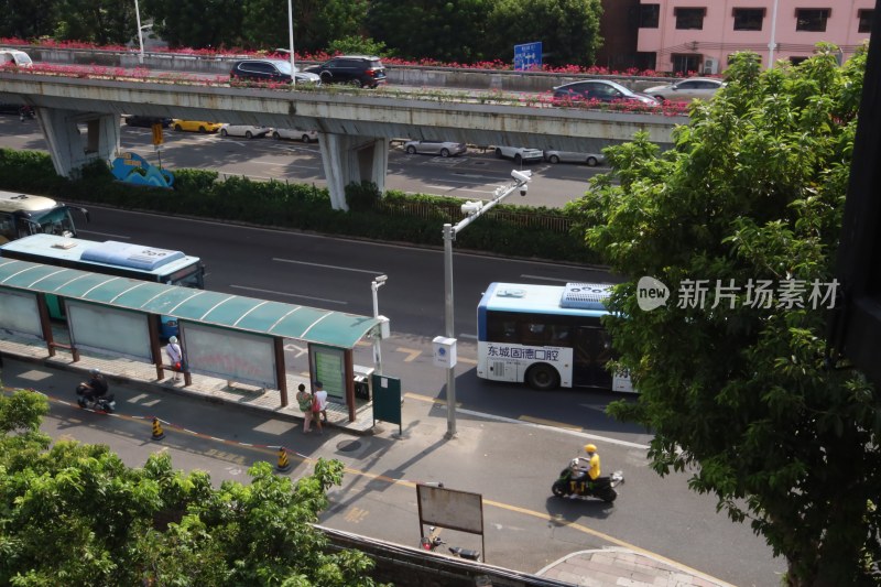 城市公交站与高架桥景象