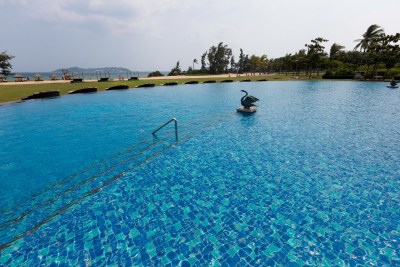 海南三亚海滩泳池