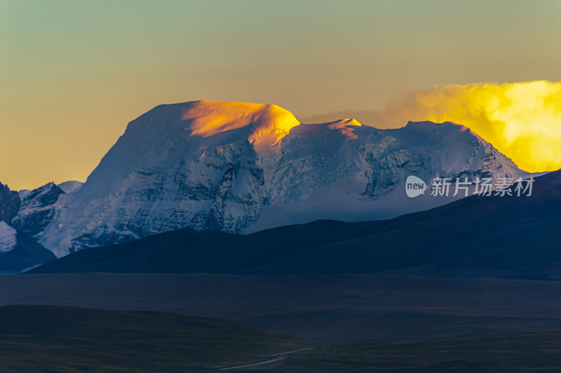 抹金的堡洪里雪山