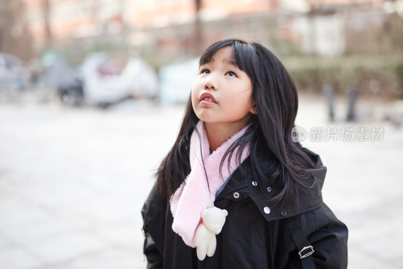 可爱的中国小女孩在户外