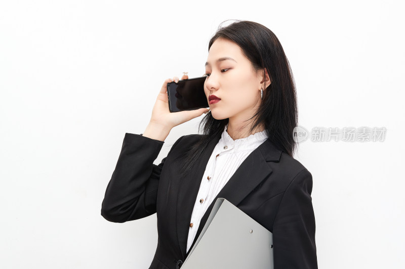 身穿西服拿着文件夹的美丽商务女士