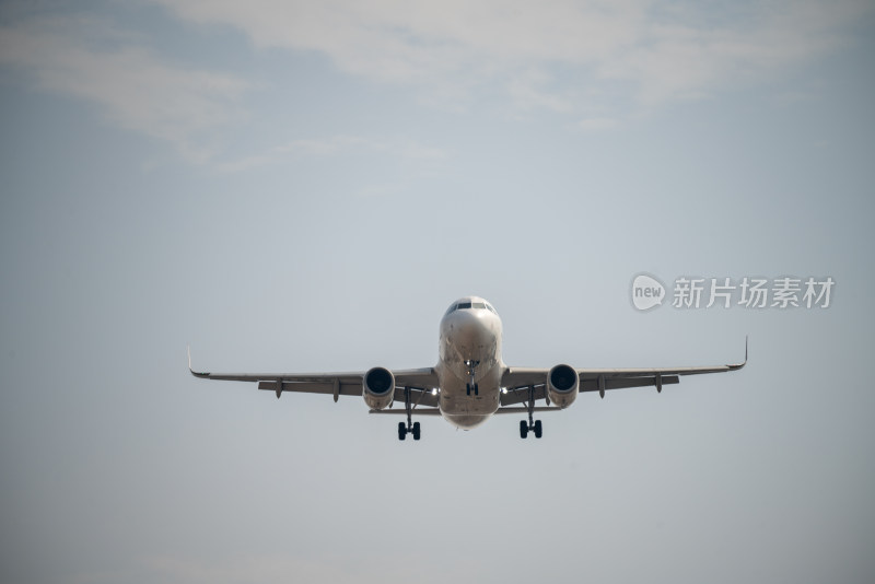 空中飞行的客机特写