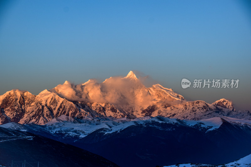 南迦巴瓦峰的日落金山