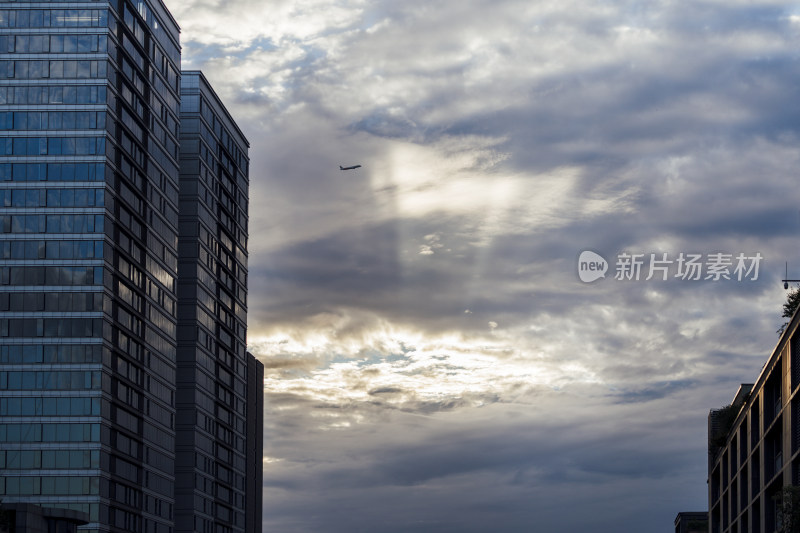 日落时分城市上空的金色云霞