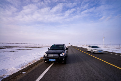 冬季雪地里的公路