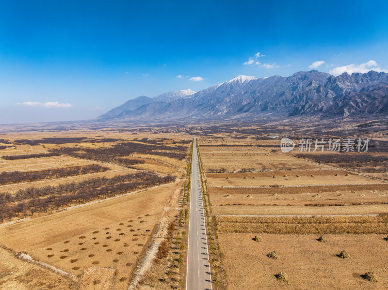 俯瞰蔚县小五台山下乡村笔直公路雪山风光