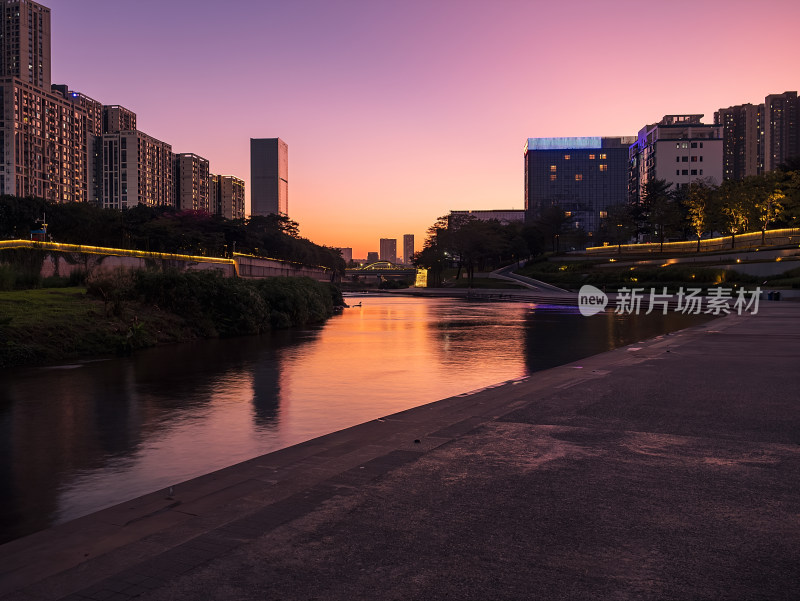 蓝调时刻的城市建筑与河流绿地