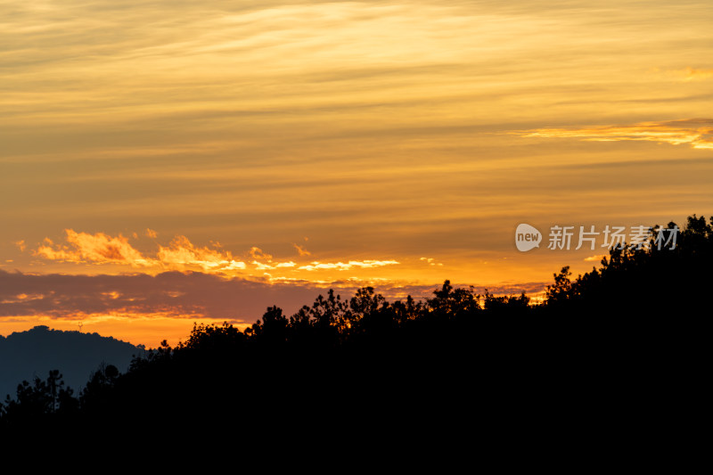 黄昏时分天边的云彩与远山