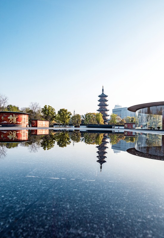 上海龙华寺中式建筑倒影景观