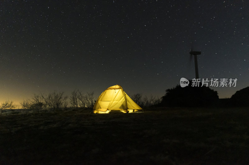 星空下山顶露营帐篷夜景