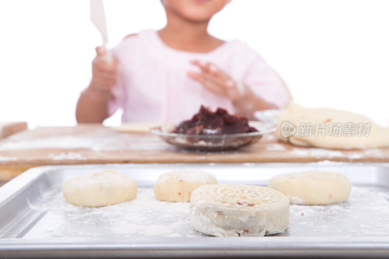 中国小孩子在做中秋节的月饼