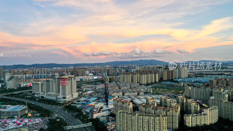 城市天际线下的夕阳余晖