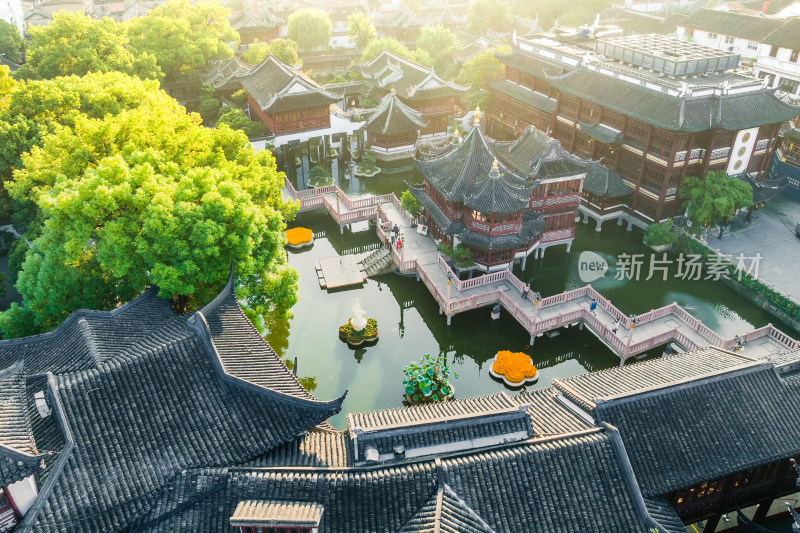 上海豫园城隍庙商城九曲桥日出阳光俯拍航拍