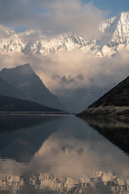 西藏山南洛扎秘境库拉岗日雪山湖泊壮丽景色