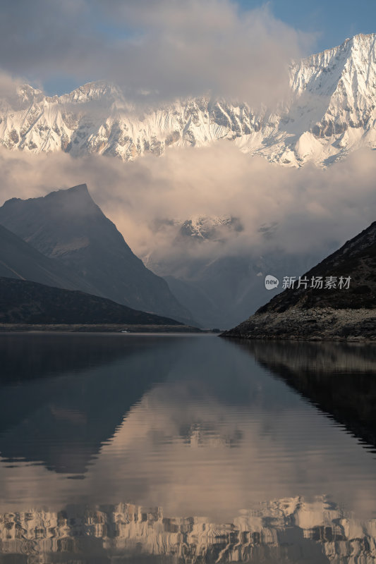 西藏山南洛扎秘境库拉岗日雪山湖泊壮丽景色