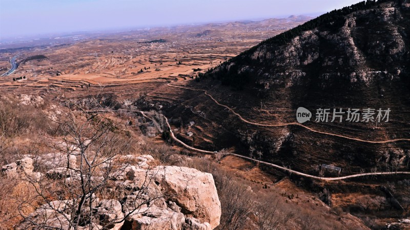 山顶俯瞰山区蜿蜒的道路走出大山深处