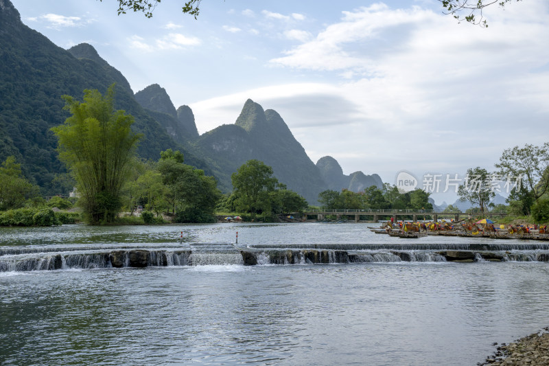 阳朔遇龙河竹筏漂流