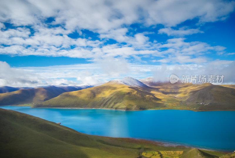 西藏羊湖山水自然风景