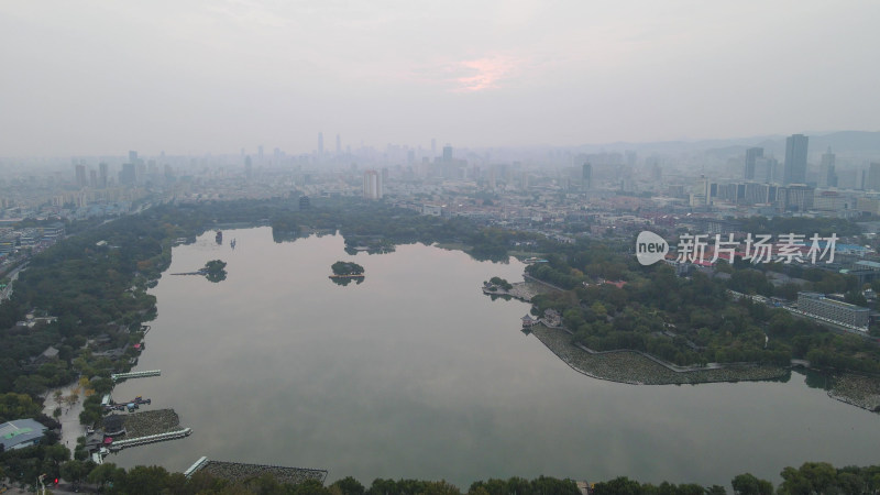 航拍山东济南大明湖景区清晨