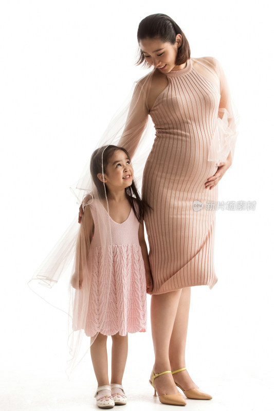 孕妇妈妈和小女孩