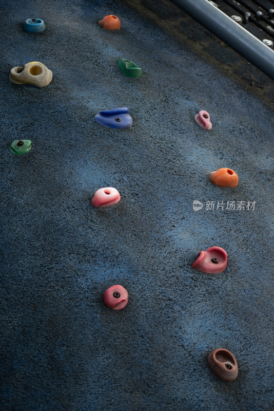 攀岩墙彩色岩点特写