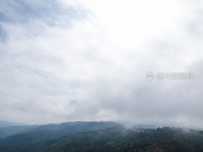 航拍云雾缭绕的山脉自然风光全景