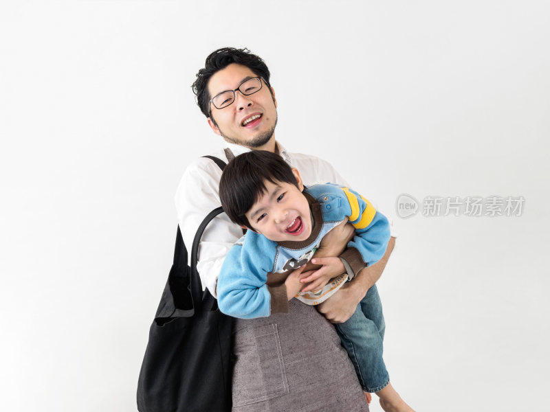 父亲背着孩子亲密互动