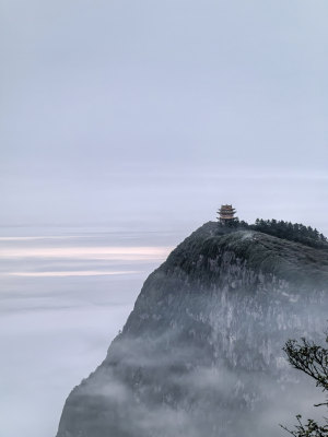 云海中的峨眉山万佛顶万佛阁